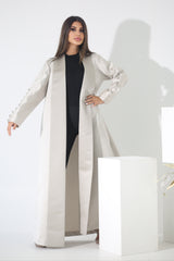 عباية قصة بليز بأزرار لون بيج خام ساتان