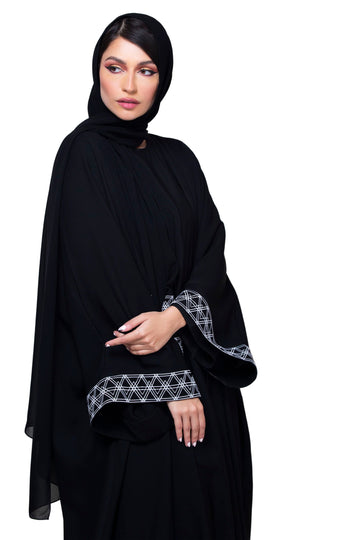 عباية سولون مطرزة هندسية سوداء.