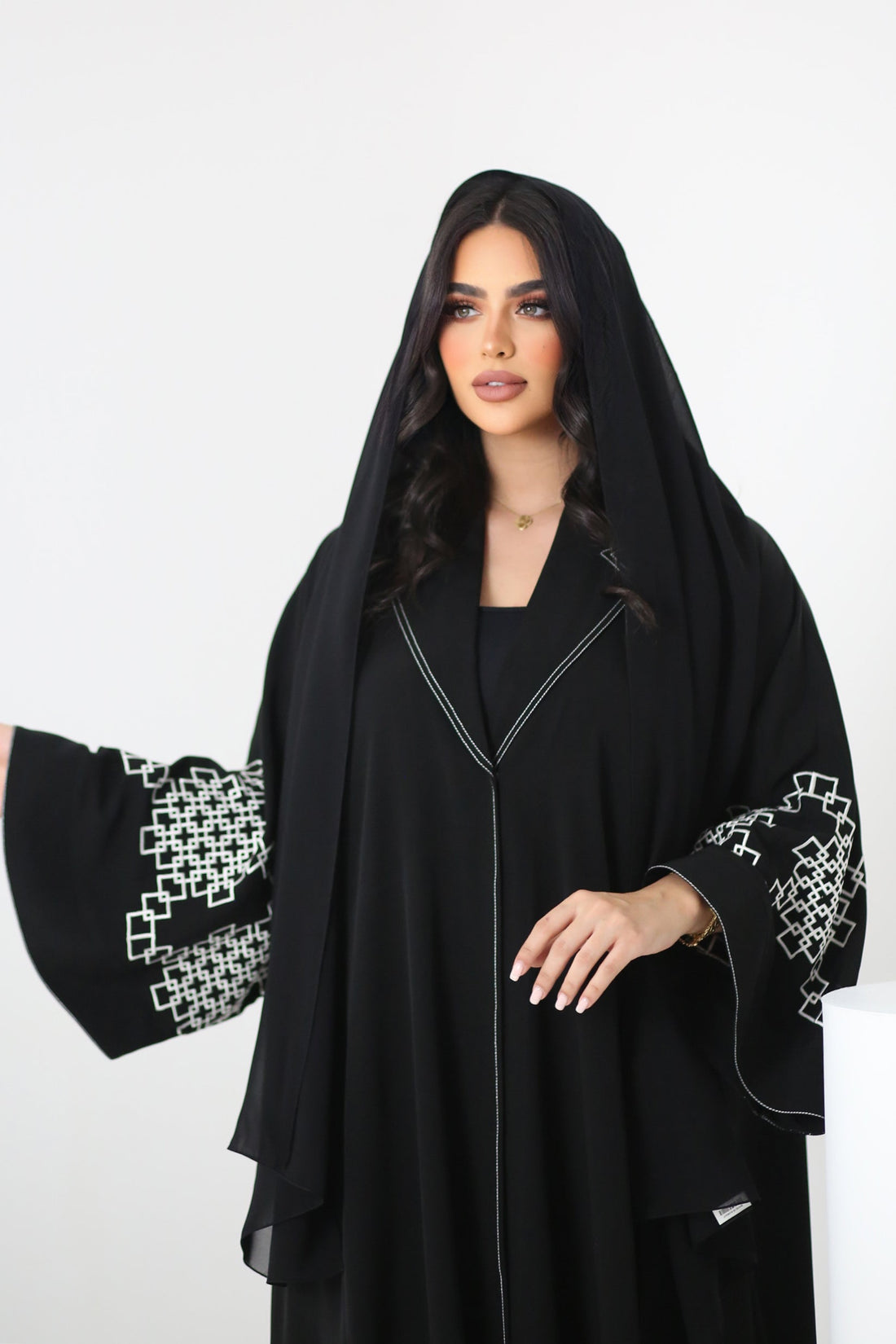 BLACK GEOMETRIC EMBROIDERED SOALON ABAYA
