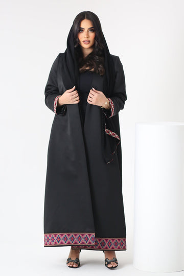 عباية سوداء مطرزة مفتوحة.