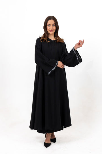 عباية سوداء مطرزة بإغلاق