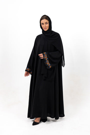 عباية مطرزة بإغلاق